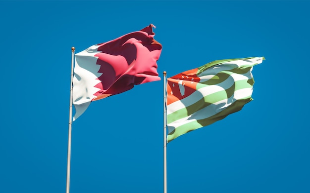 Belle bandiere di stato nazionali del Qatar e dell'Abkhazia insieme