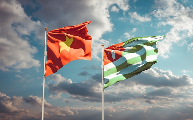 Belle bandiere di stato nazionali del Vietnam e dell'Abkhazia insieme