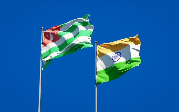 Belle bandiere di stato nazionali dell'India e dell'Abkhazia insieme