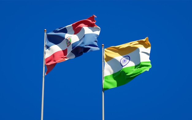 Belle bandiere di stato nazionali dell'India e della Repubblica Dominicana insieme