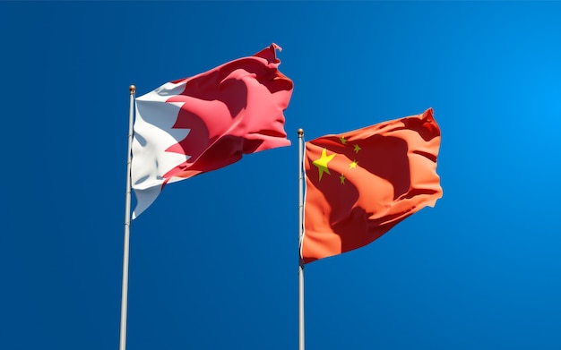 Belle bandiere di stato nazionali della Cina e del Bahrain insieme al cielo