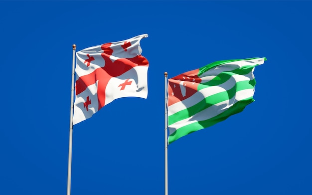 Belle bandiere di stato nazionali della Georgia e dell'Abkhazia insieme
