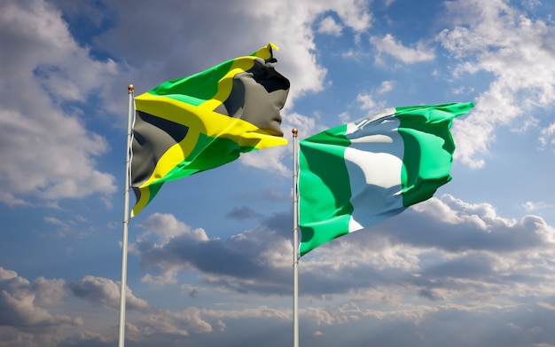 Belle bandiere di stato nazionali della Giamaica e della Nigeria insieme sul cielo blu