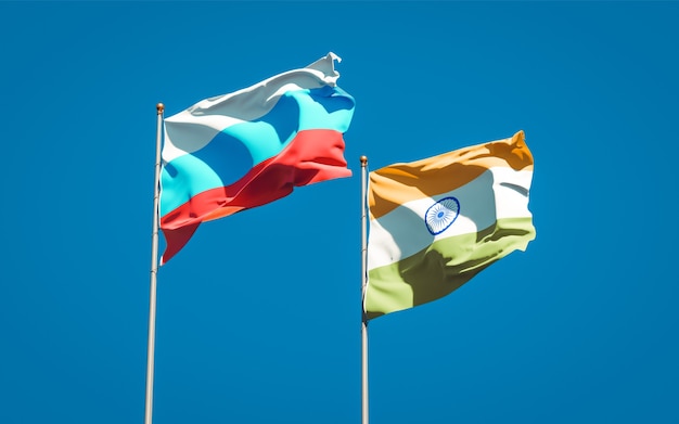 Belle bandiere di stato nazionali della Nuova Russia e dell'India insieme