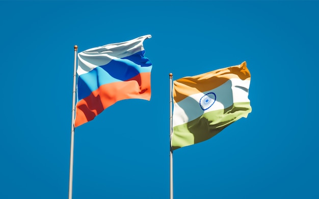 Belle bandiere di stato nazionali della Russia e dell'India insieme