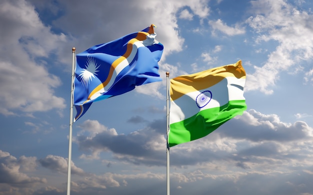 Belle bandiere di stato nazionali delle Isole Marshall e dell'India insieme