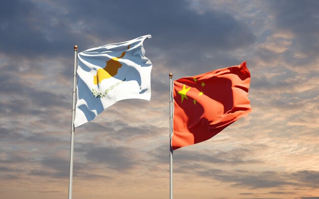 Belle bandiere di stato nazionali di Cina e Cipro insieme al cielo