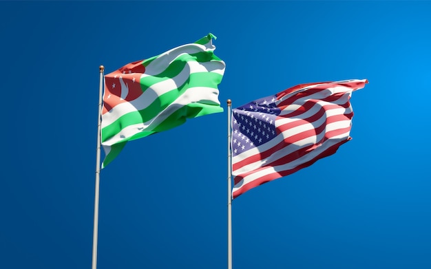 Belle bandiere di stato nazionali di USA e Abkhazia insieme