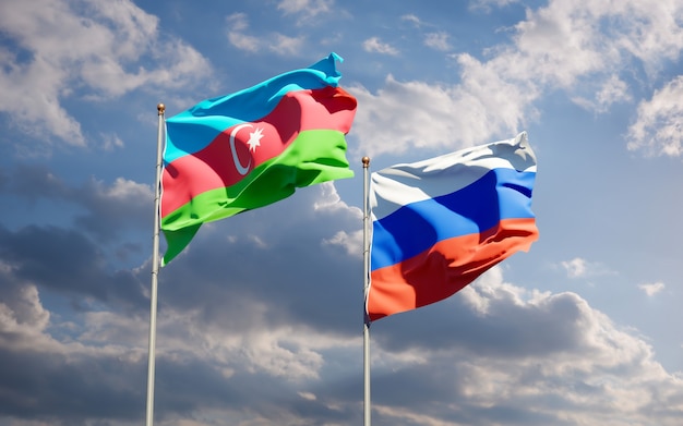 Belle bandiere nazionali dello stato della Russia e dell'Azerbaigian insieme sul cielo blu. Grafica 3D