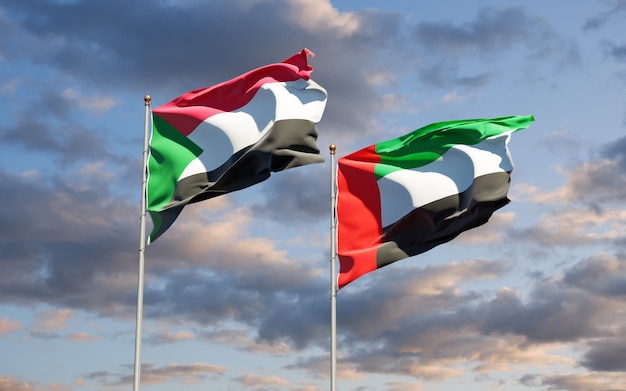 Belle bandiere nazionali dello stato insieme al cielo