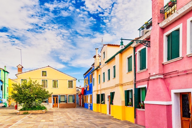 Belle case colorate vibranti a Burano, vicino a Venezia in Italia.