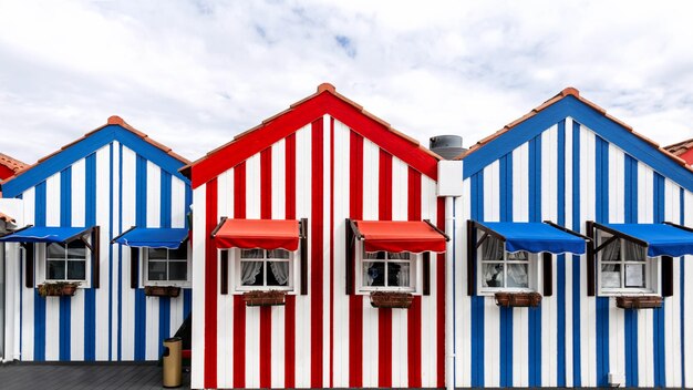 Belle case creative vintage dai colori vivaci con strisce bluewhitered sulla spiaggia in Costa Nova do Prado Portogallo Divertimento e umore positivo Vacanze in Europa