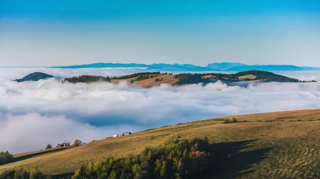 Belle cime coperte di nebbia e nuvole con un cielo blu limpido