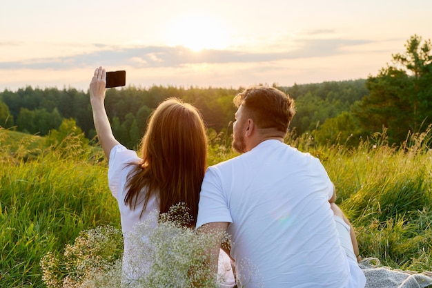 Belle coppie adulte che prendono insieme la foto del selfie sullo smartphone