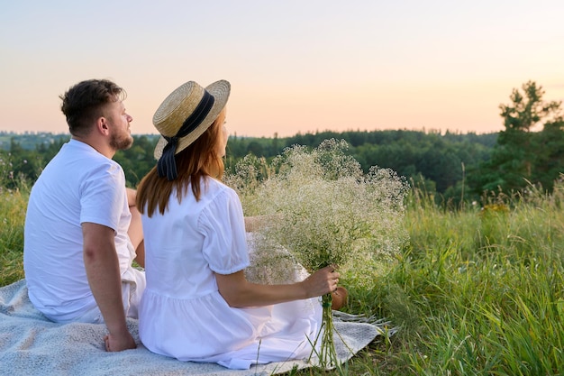 Belle coppie adulte romantiche che esaminano lo spazio della copia della natura di orizzonte