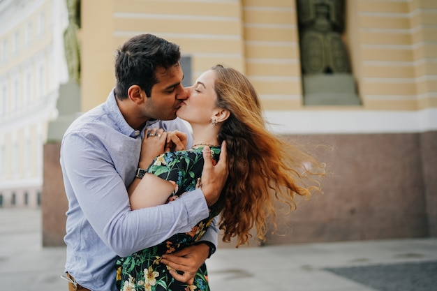 Belle coppie che baciano in strada con gli occhi chiusi. Il giovane brasiliano abbraccia la sua ragazza con passione. Amanti della città.