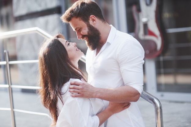 Belle coppie felici che abbracciano sulla strada della città. Concetto di stile di vita amore e romanticismo