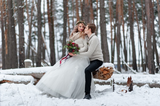 Belle coppie nella foresta invernale. Momento prima di un bacio. Copia spazio