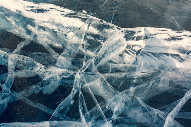 Belle crepe nel ghiaccio spesso. La consistenza naturale del ghiaccio. Orizzontale.