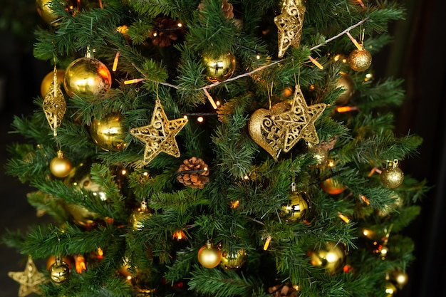 Belle decorazioni sull'albero di Natale