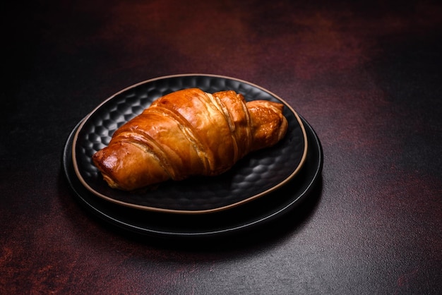 Belle diverse decorazioni natalizie e croissant su un tavolo di cemento marrone