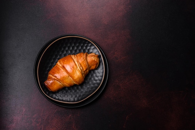 Belle diverse decorazioni natalizie e croissant su un tavolo di cemento marrone