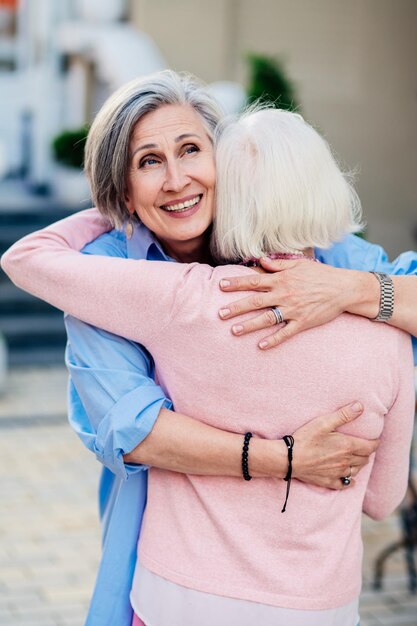 Belle donne anziane che si legano all'aperto