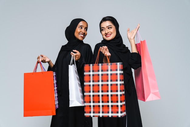 Belle donne arabe del Medio Oriente con l'abaya tradizionale in studio