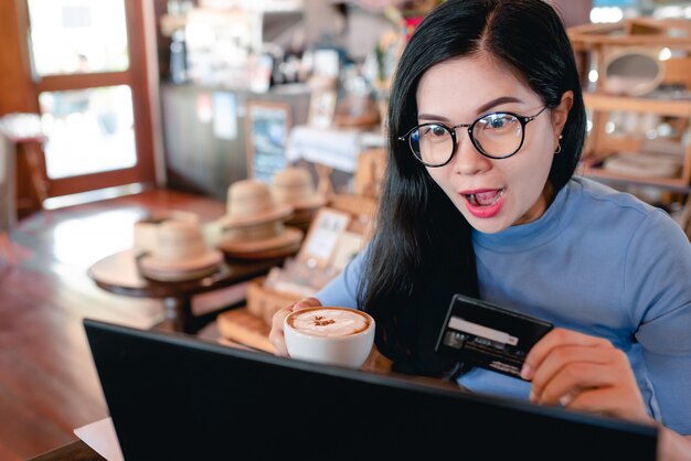 Belle donne asiatiche che lavorano come freelance a casa