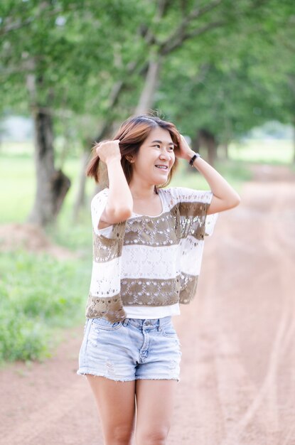 Belle donne asiatiche che sorridono nel parco all&#39;aperto