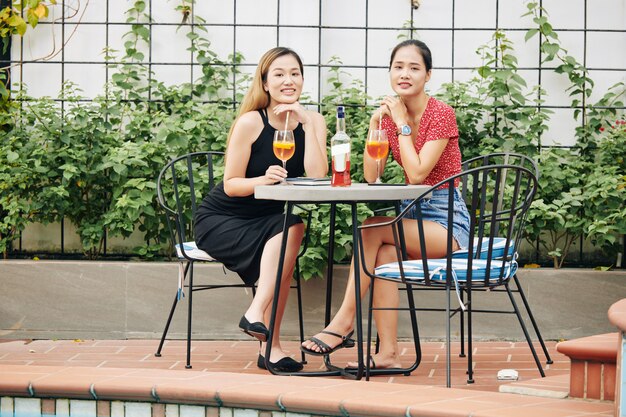 Belle donne che bevono vino in caffè