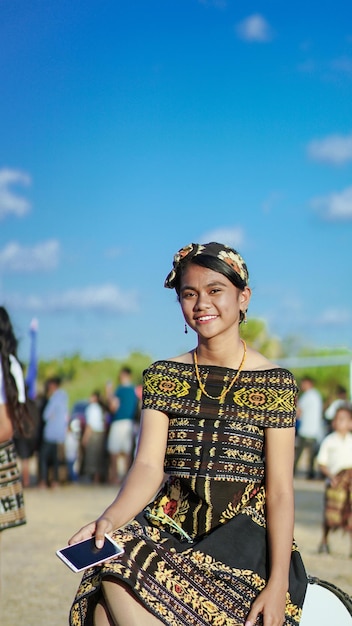 belle donne che indossano abiti tradizionali dell'isola di sabu in Indonesia