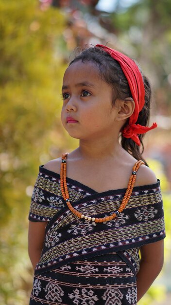 belle donne che indossano abiti tradizionali dell'isola di sabu in Indonesia