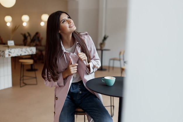 Belle donne in una caffetteria con una tazza di caffè