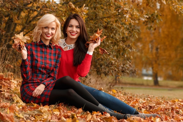 belle donne nel parco d'autunno