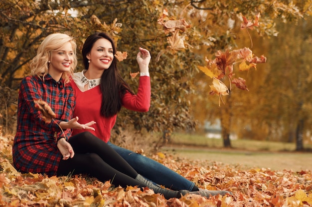 belle donne nel parco d'autunno