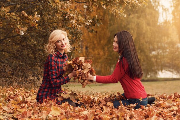 belle donne nel parco d'autunno