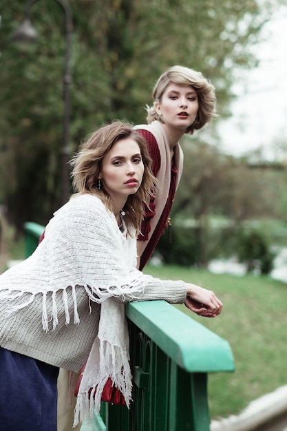 belle donne nel parco.