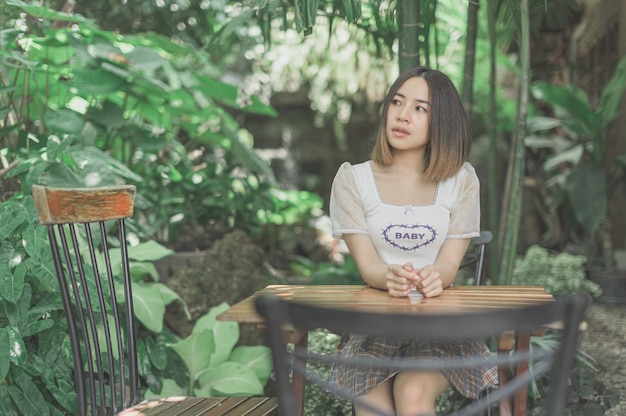 Belle donne rilassanti che guardano natura