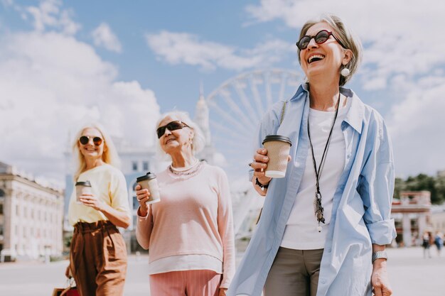 Belle donne senior felici che comperano nel centro urbano