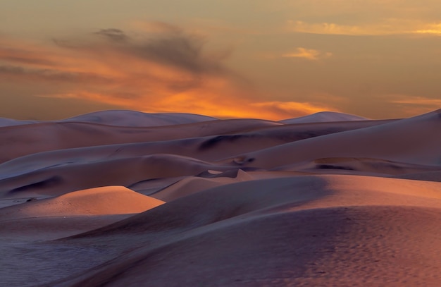 Belle dune di sabbia e cielo spettacolare nel deserto del Namib