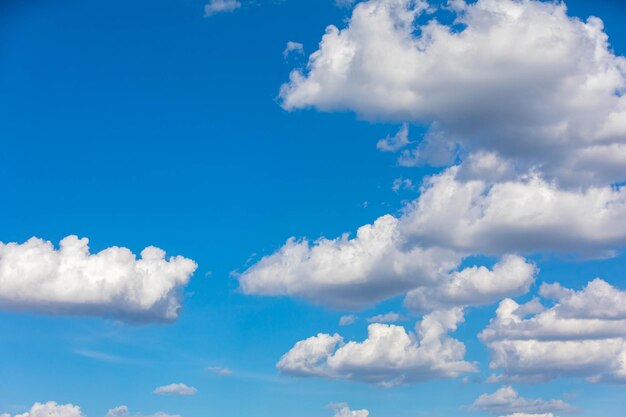 Belle e tradizionali nuvole nel cielo blu