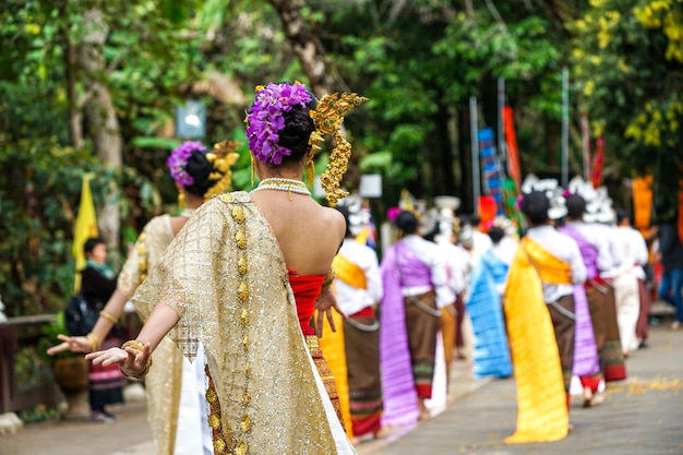 Belle femmine asiatiche ballano in stile tailandese con costume classico locale