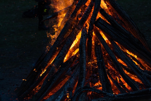 Belle fiamme di fuoco su un falò