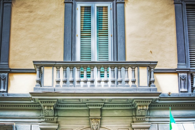 Belle finestre e balcone in hdr Italia