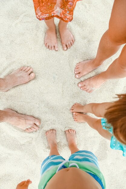 Belle gambe nella sabbia del mare in Grecia