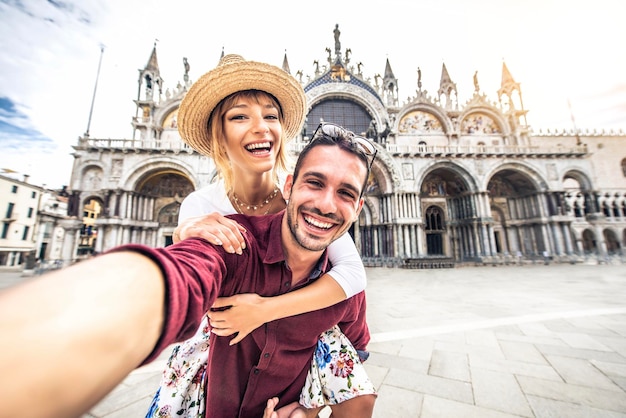 Belle giovani coppie divertendosi a visitare Venezia