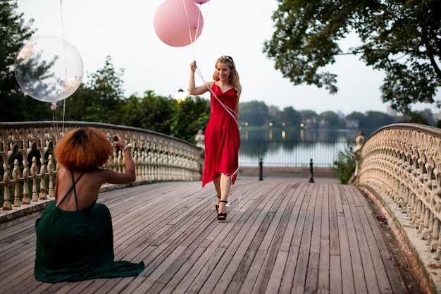 Belle giovani donne che si divertono alla loro festa di laurea