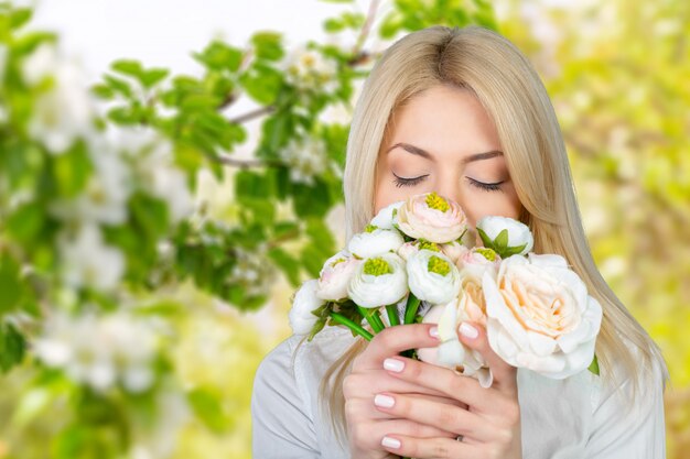 Belle giovani donne con fiori