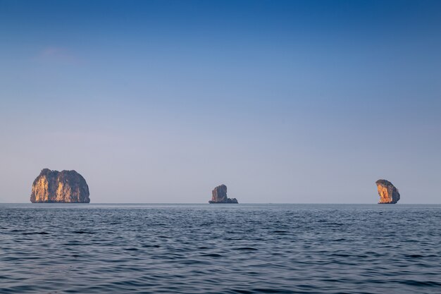 Belle isole di Krabi, Thailandia. Isola in un mare blu e bel cielo.